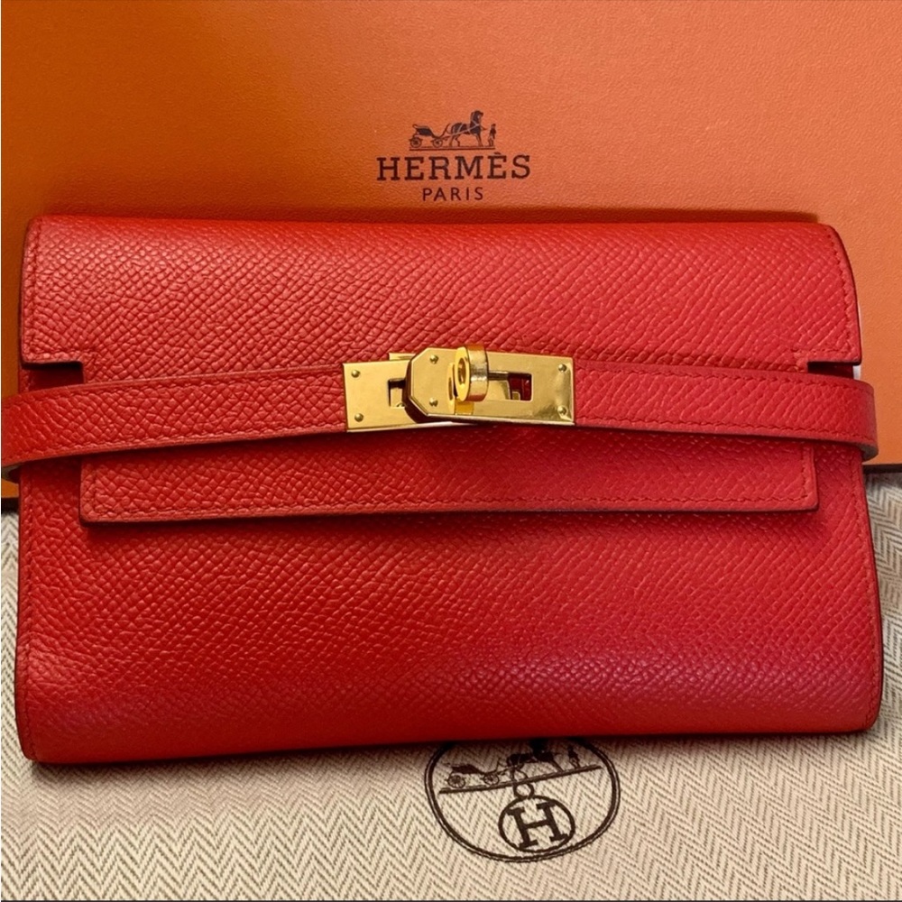 Gorgeous HERMES Kelly Medium Epsom
Wallet Rouge Tomate. Gold Hardware.